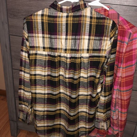 2 beachlunchlounge plaid shirts!❤️ - Picture 3 of 8